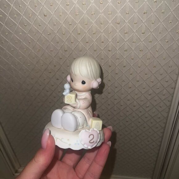 Precious Moments Figurine "Growing In Grace Age 2” - Picture 2 of 4